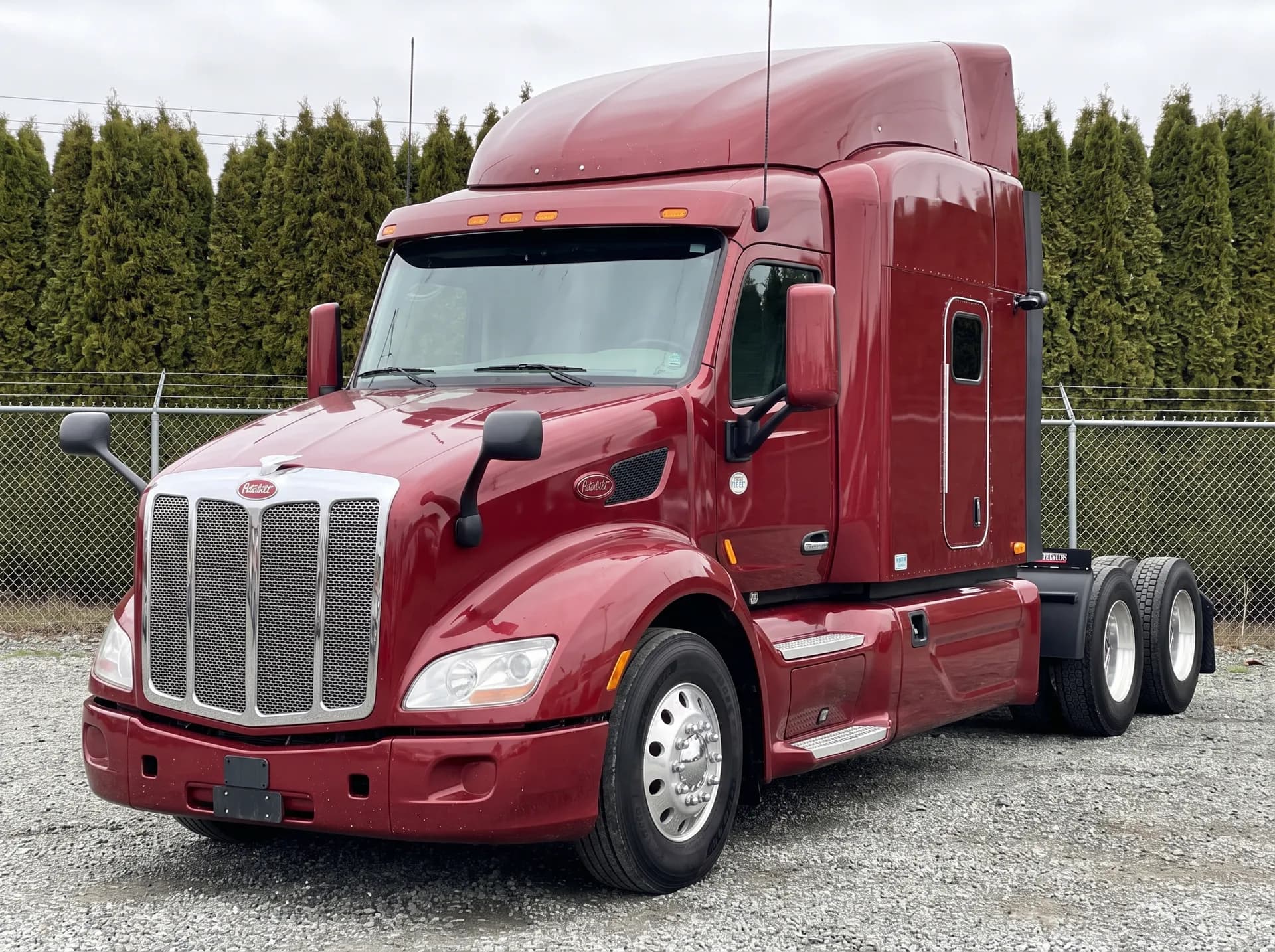 2019 Peterbilt 579 sleeper, front three-quarter view